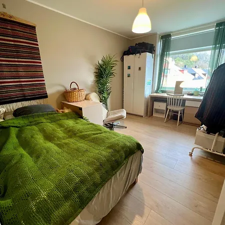 Newly Renovated With Lots Of Light! شقة *