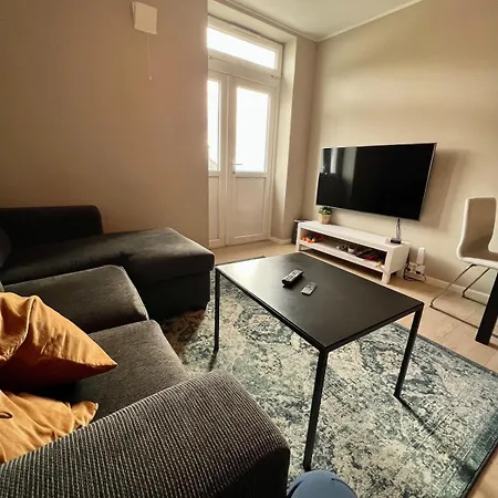 Apartment Newly Renovated With Lots Of Light! *