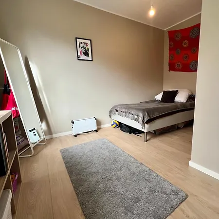 Newly Renovated With Lots Of Light! شقة